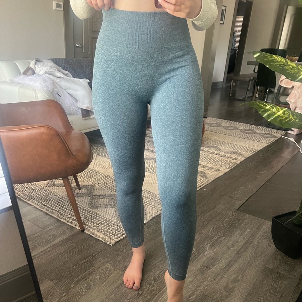 Halara heathered blue scrunch butt leggings